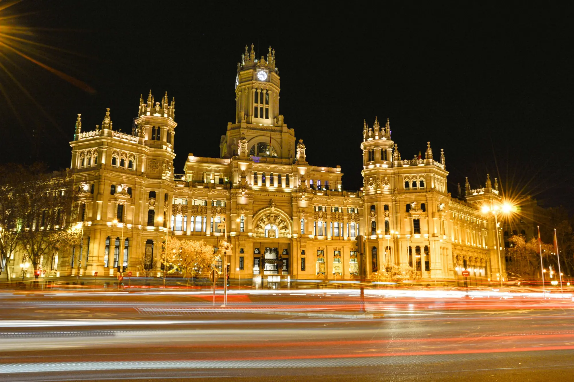 Palacio de Cibeles iluminado de noche en Madrid