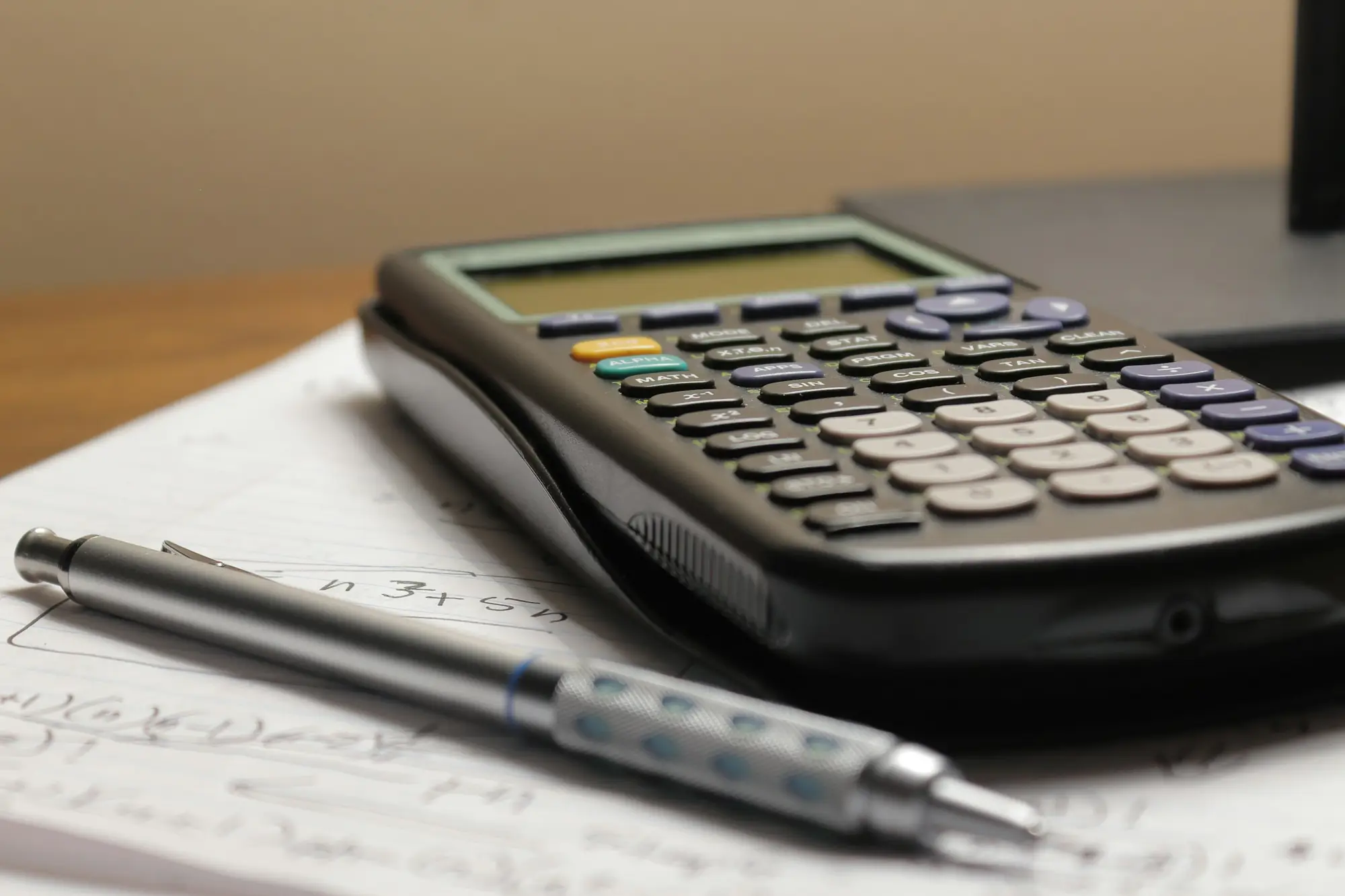 Calculadora y bolígrafo sobre documentos