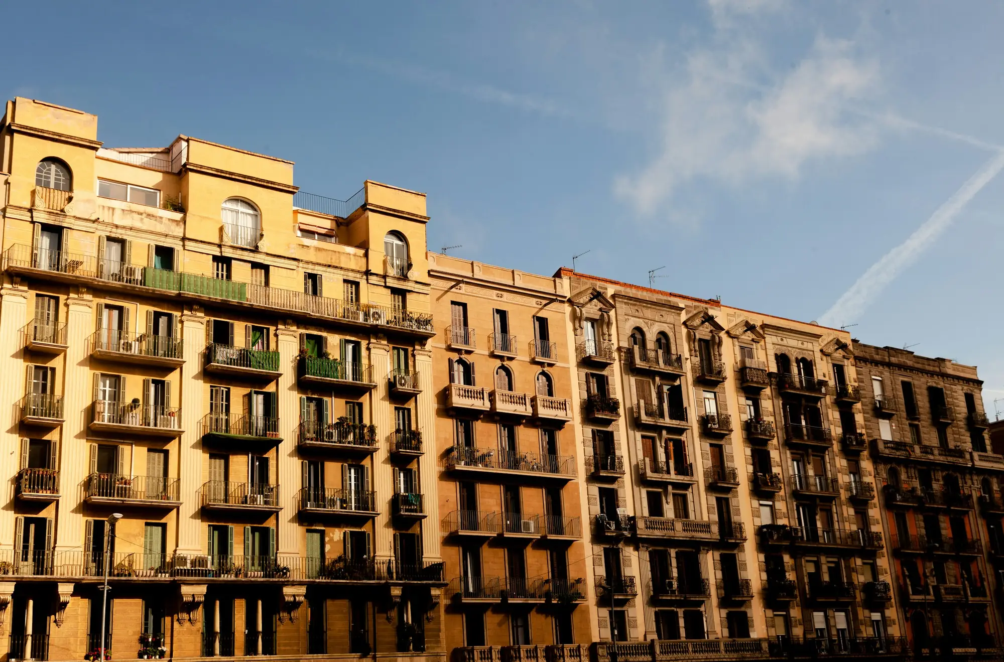 Fachadas de edificios de viviendas con balcones