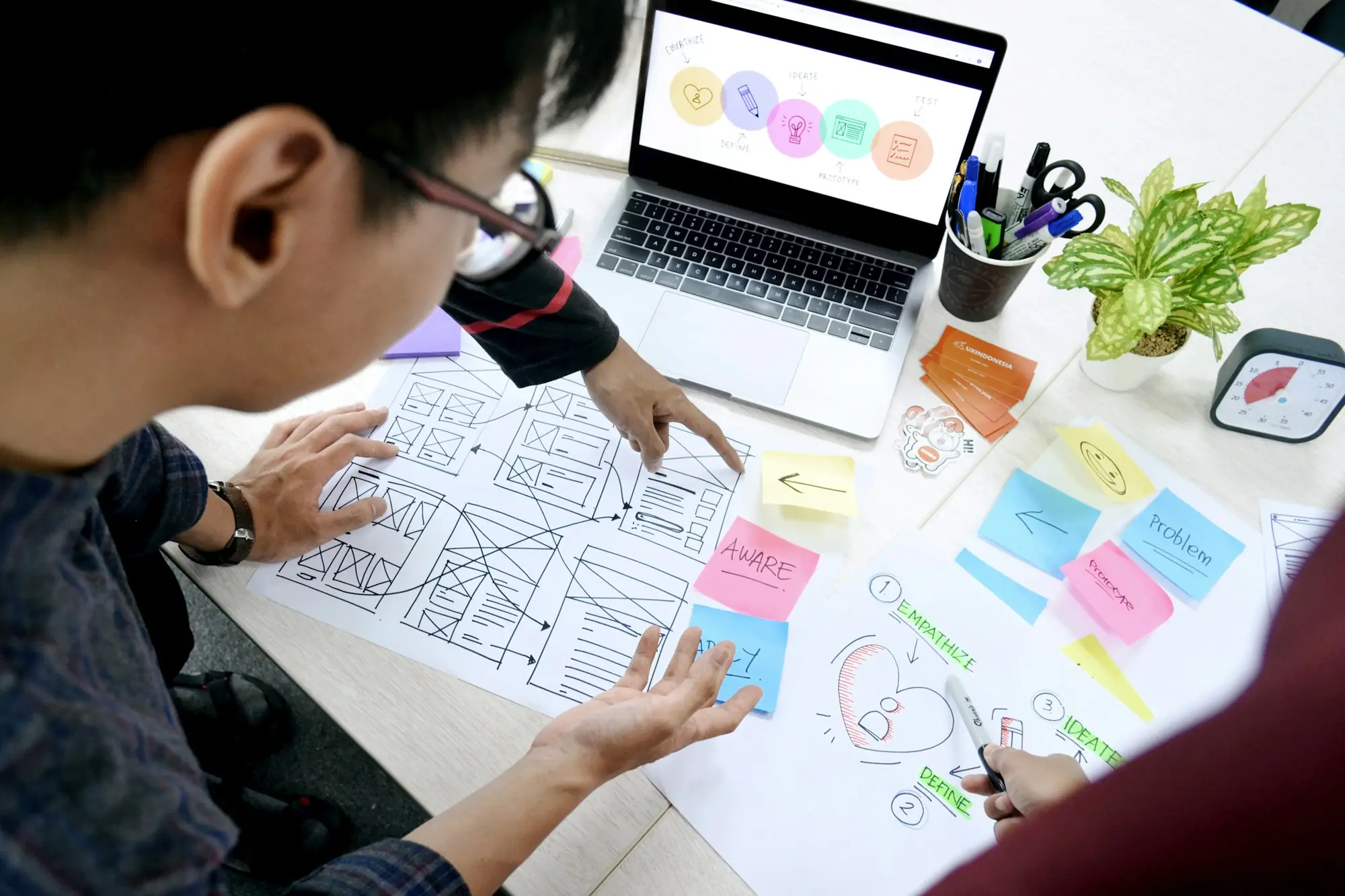 Equipo diseñando los wireframes de una web sobre la mesa